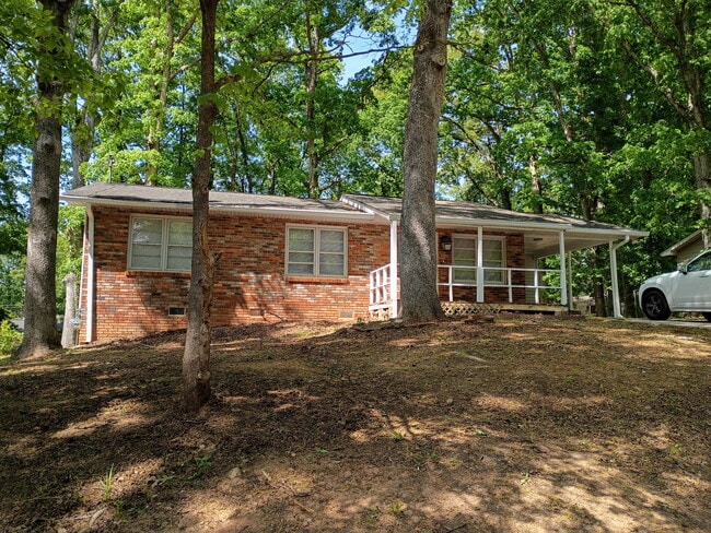 Building Photo - 2480 Woodland Dr NW