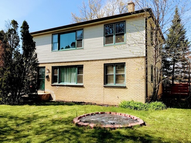 8114-16 W Hampton Ave - 8114-16 W Hampton Ave House