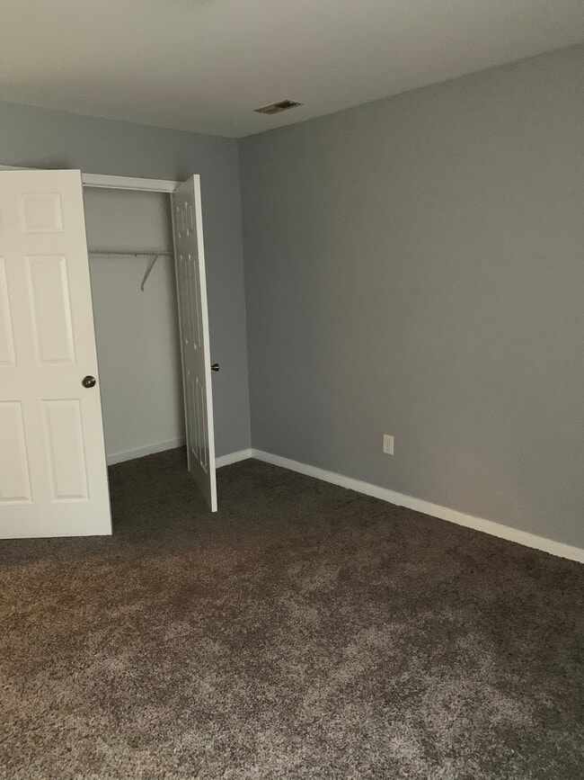Master bedroom - 627 Della St Unit 4