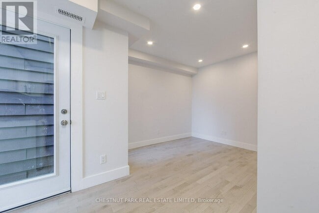 Photo - 379 St Clarens Ave Unité Main