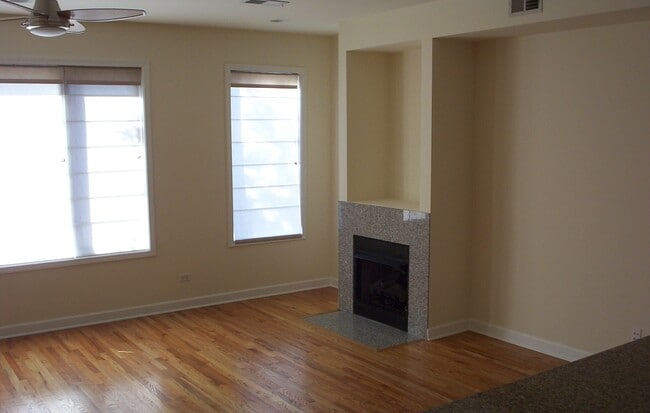 Living area - 821 S Western Ave Unit 2