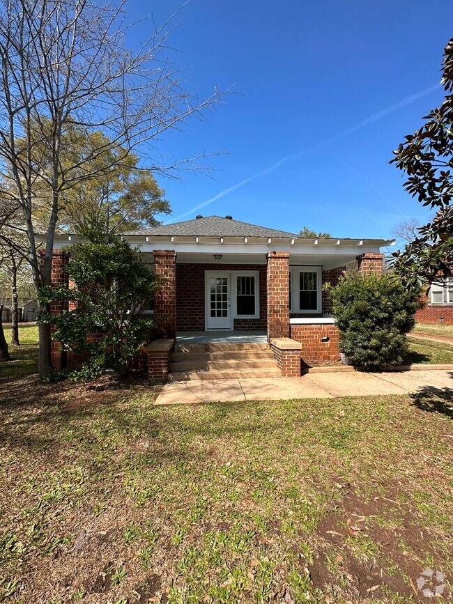 Building Photo - Newly Renovated 3-Bedroom Home Near Downto...
