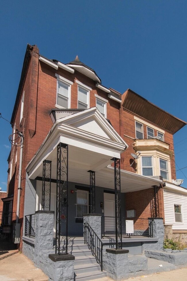 Photo - Modern & Renovated apartment with in-unit washer & dryer Unit 2R