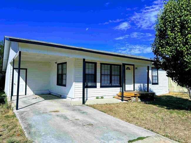 Building Photo - 3-Bedroom Home with Large Yard – Close to ...