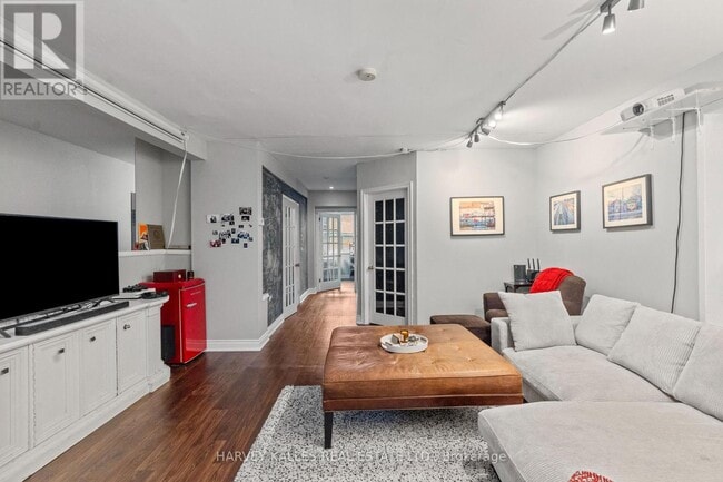 Photo - 888 College St