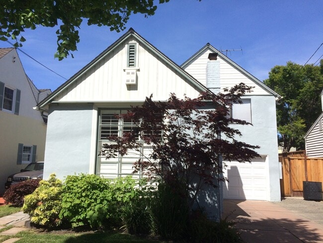 Building Photo - 2831 Marina Dr