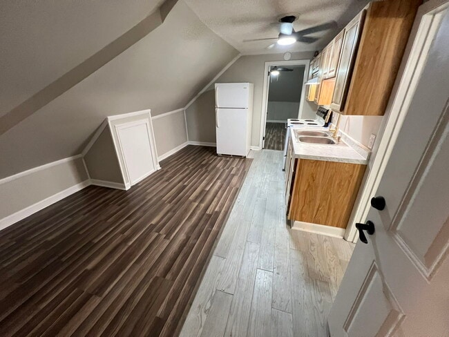 Building Photo - 721 N Maple St Unit C