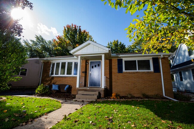 Photo - 1327 N Oak St