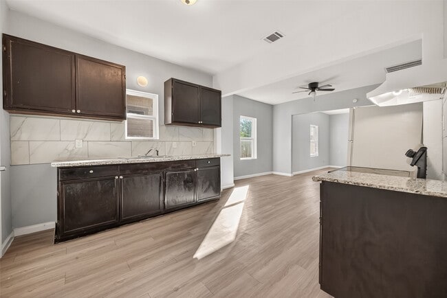 Building Photo - 8211 Parnell St