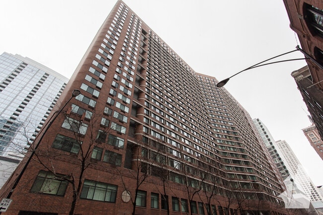 Building Photo - 211 E Ohio St Rental