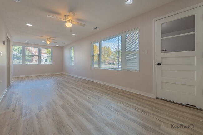 Photo - 2029 S Canalport Ave Unidad 2