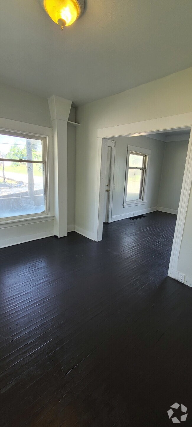Building Photo - Spacious 4-Bedroom Home in Prime Flint Loc...