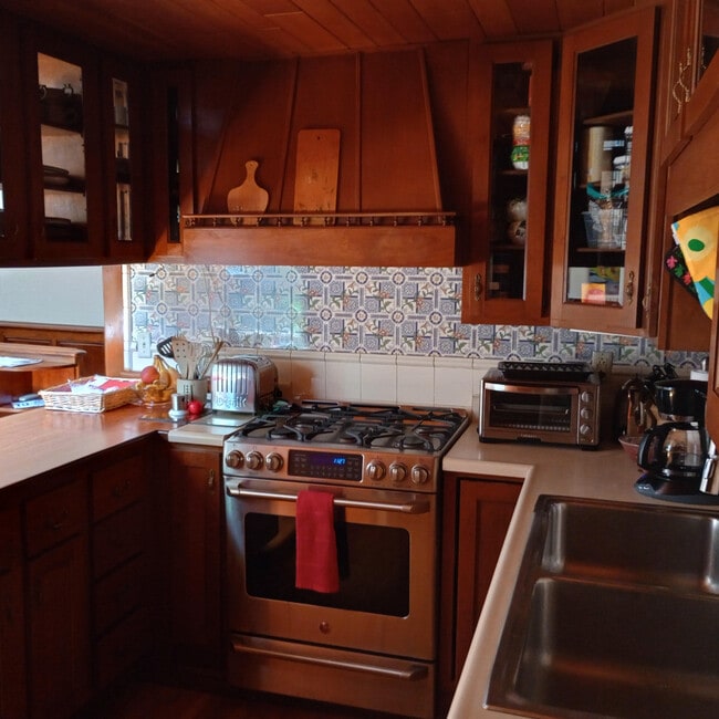 Building Photo - 10 Hilliard St Unit #2 Rental