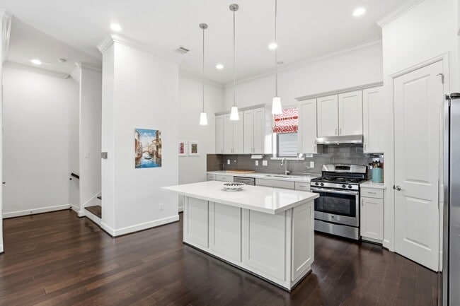 Photo - 904 W 18th St