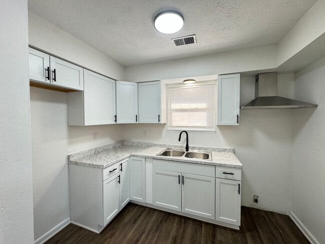 Building Photo - 2079 Laverne Ct