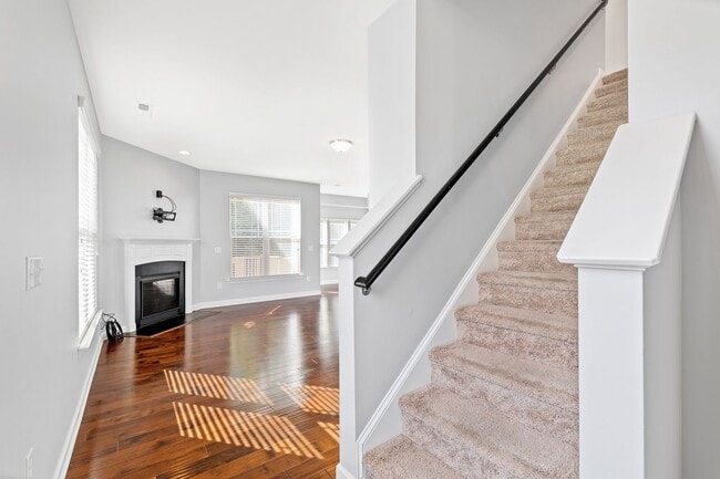 Photo - Bright & Spacious End-Unit Townhome in Flo...