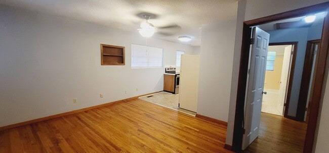 Photo - MIDTOWN 2/1 w/ Wood Floors! Lawn Maintenan...