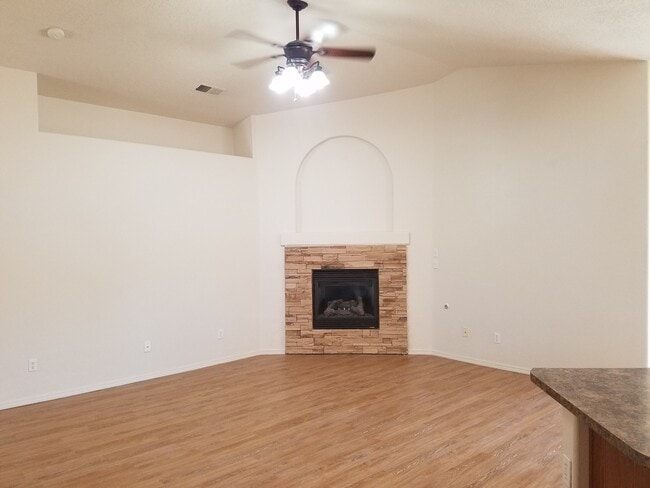 Photo - 3 bed, 2 bath, 1400 sq ft home in Huning Ranch - New Carpet