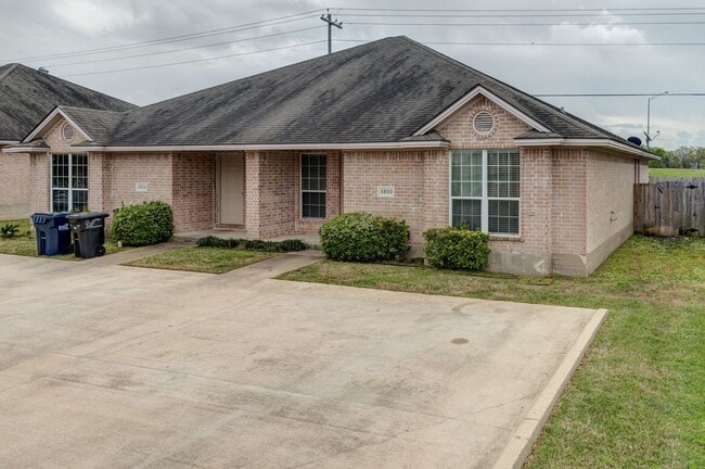 Building Photo - Beautiful 3 Bed, 3 Bath Duplex in South College Station!