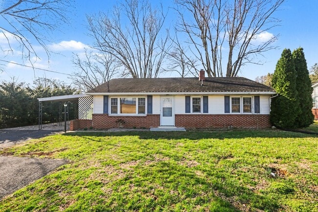 Building Photo - 3 bedroom ranch home