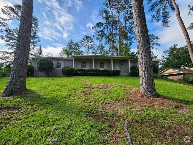 Building Photo - Spacious Brick Home with Modern Finishes i...