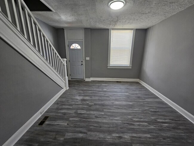 Building Photo - 2-Bedroom Townhouse