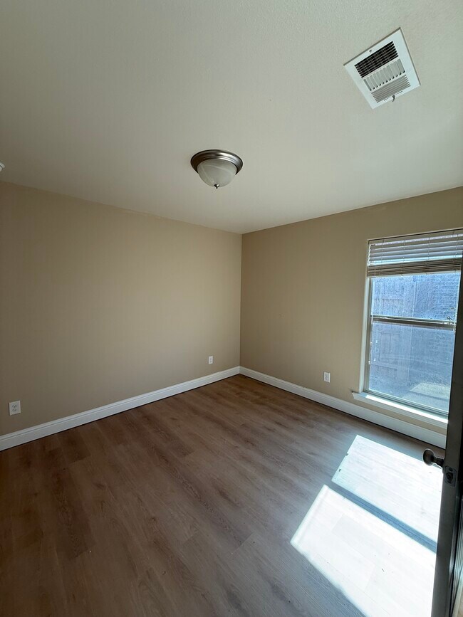 Photo - 10307 Valencia Ave