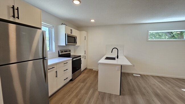 Building Photo - 12006-12091 91 St NW Unit 12006 GAR