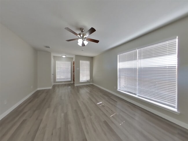 Photo - 1824 Old Creek Dr
