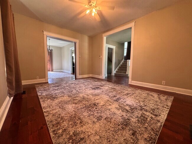 109 W Waupansie St
