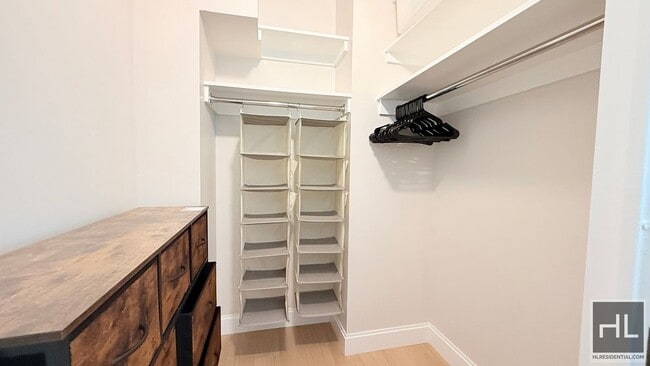 Photo - RIVERSIDE BOULEVARD GEM - BELOW MARKET STU... Unidad 607