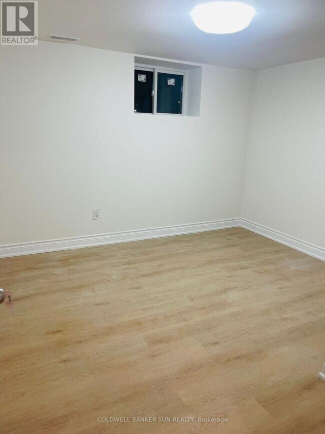 Photo - 220 Bloor St W