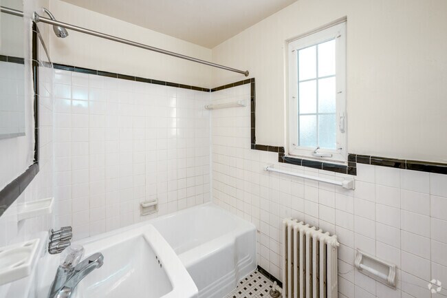 1BR, 1BA - 543SF - Bathroom - Foxhall Apartments