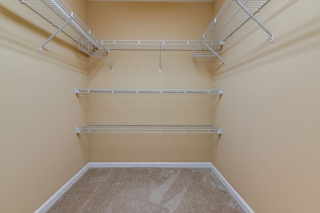 AVAILABLE NOW. 4 Bedroom 3 Bath. Over 3,00... - AVAILABLE NOW. 4 Bedroom 3 Bath. Over 3,00... House