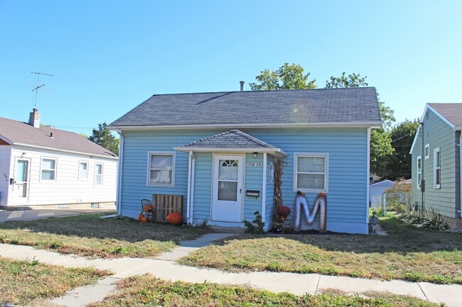 Building Photo - Sunny Home Awaits You Unit 1716 S 8th Ave