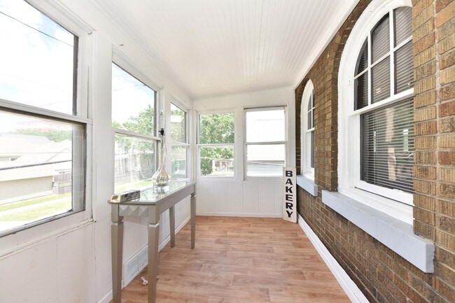 423 W Vine St