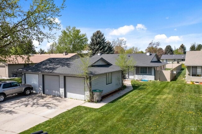 Building Photo - Completely Remodeled 2 bedroom Duplex with... Rental