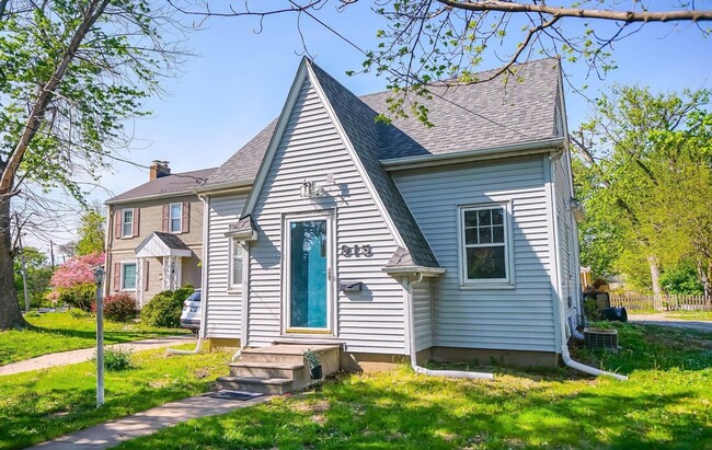 Photo - 915 W Loucks Ave