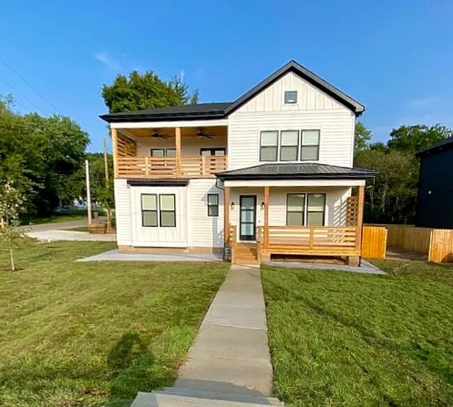 Building Photo - Modern 4-Bedroom Home with Stylish Finishe...
