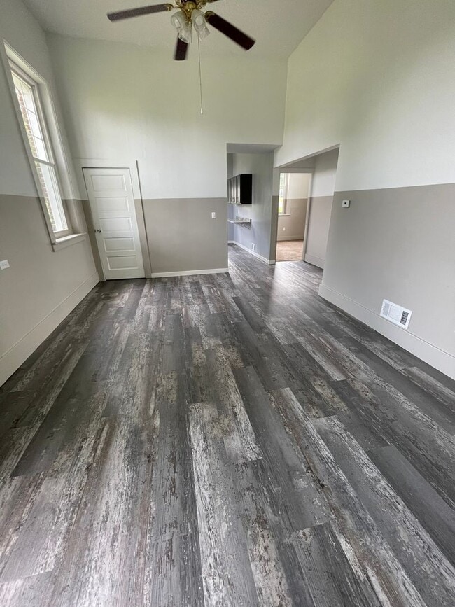 Building Photo - Single Family Home 2 Bedrooms 1 Bath with ...