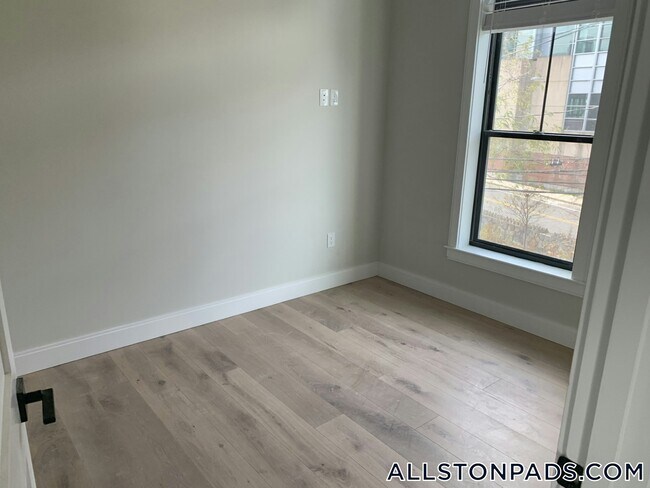 Building Photo - 157 Everett St