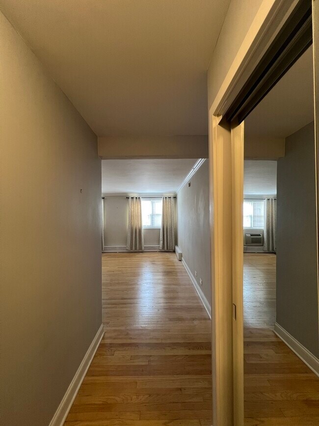 Photo - 2400 W Balmoral Ave Unit 2G