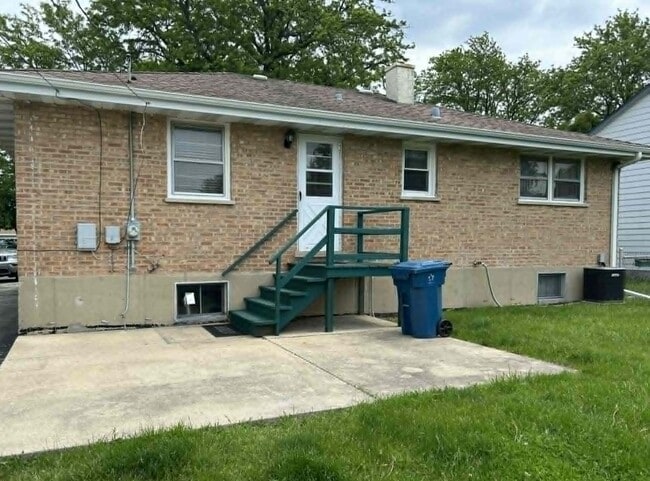 782 N Van Auken St