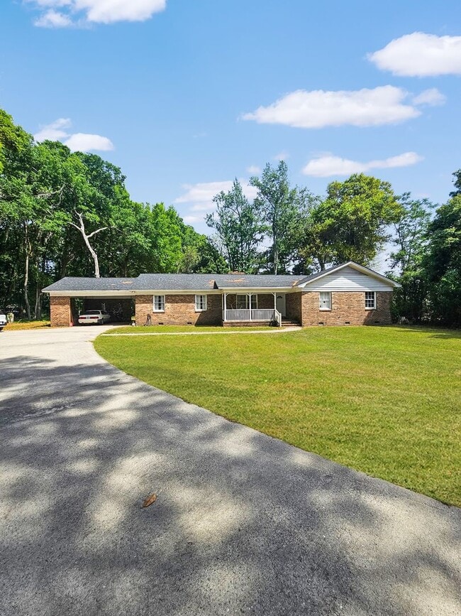 Building Photo - Charming brick home in beautiful Savannah offering four bedrooms and 2.5 bathrooms, Prime location!