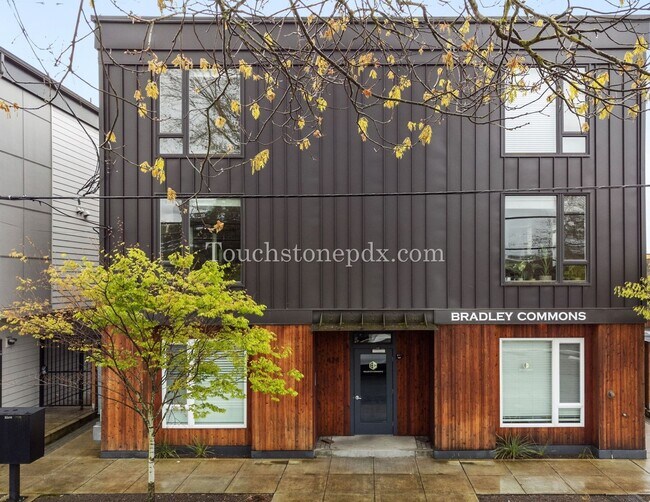 Photo - $500 OFF OF RENT! - Contemporary 2 Bedroom, 1.5 Bathroom Apartment, Northeast Portland Unit #11