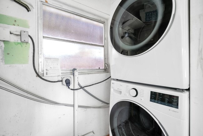 Building Photo - Beautiful home in quiet neighborhood