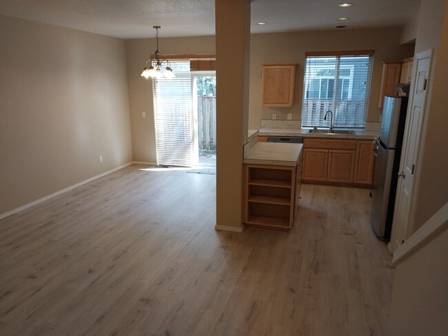 Cocina y comedor - 17234 SW Pleasanton Ln