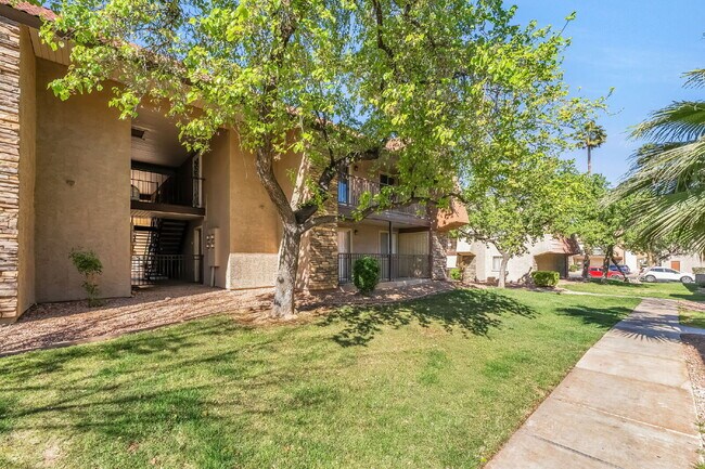 Photo - Guard Gated Community - 2 bedroom and 1 bathroom, Upstairs Unit Private Balcony Over looking Park... Unidad 40