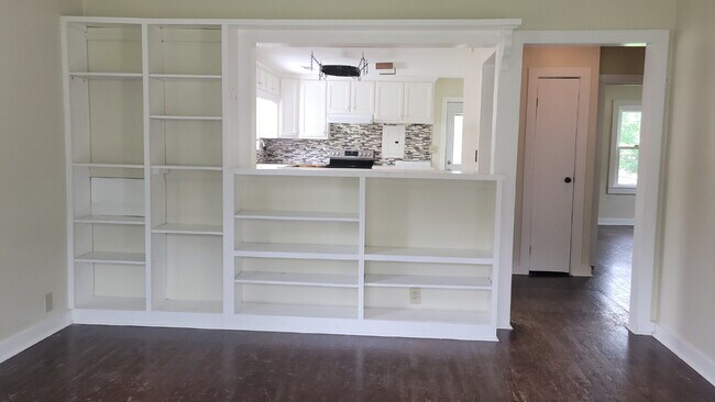 Photo - $500 off one month with 18 month lease.  "...