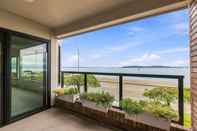 Photo - Enormous Waterfront Alki Condo w/ Stunning Views
